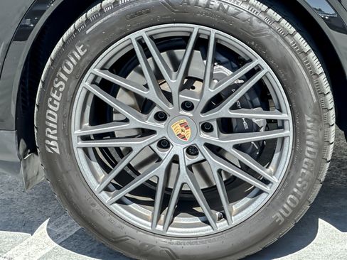 Certified 2025 Porsche Cayenne Coupe AWD/4WD image 26