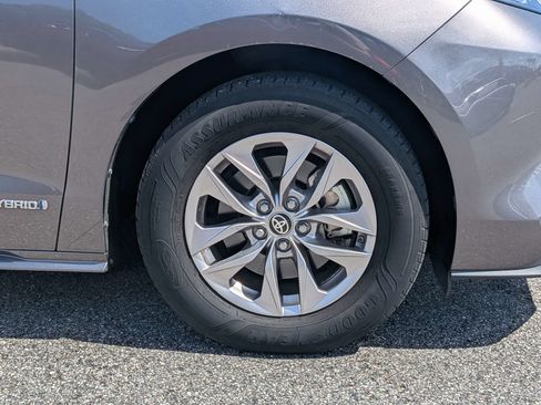 Used 2021 Toyota Sienna LE w/ LE Plus Package AWD/4WD image 11