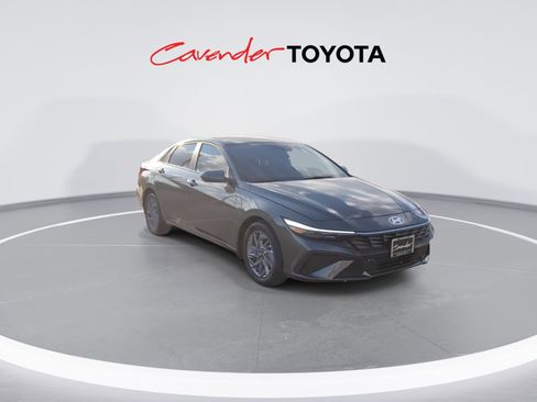 Used 2025 Hyundai Elantra Blue image 2