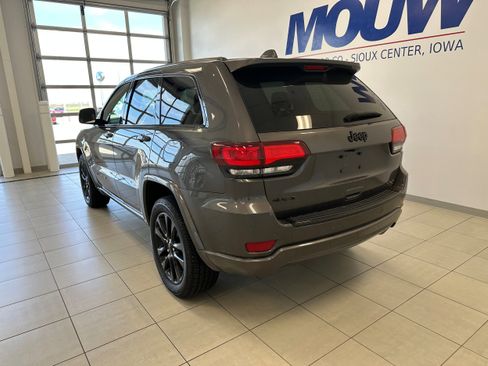 Used 2018 Jeep Grand Cherokee Altitude AWD/4WD image 6