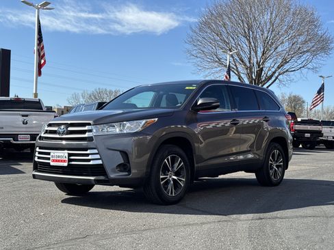 Used 2019 Toyota Highlander LE image 6