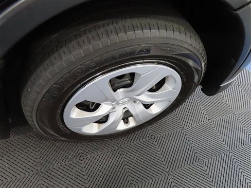 Used 2018 Toyota RAV4 XLE image 9