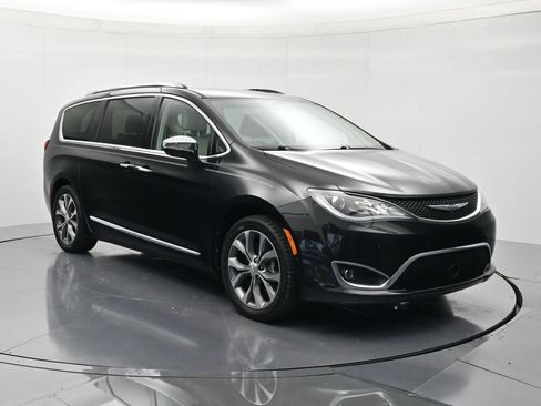 Used 2017 Chrysler Pacifica Limited w/ UConnect Theater Package FWD image 3