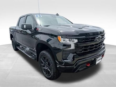 Used 2025 Chevrolet Silverado 1500 LT Trail Boss w/ Convenience Package II AWD/4WD image 3