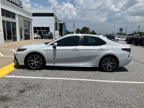 Used 2024 Toyota Camry SE FWD image 4