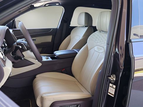 Used 2023 Bentley Bentayga Extended Wheelbase AWD/4WD image 14
