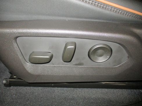 New 2025 GMC Canyon AT4 w/ AT4 Premium Package image 16