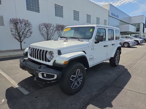 Used 2024 Jeep Wrangler Sahara AWD/4WD image 2