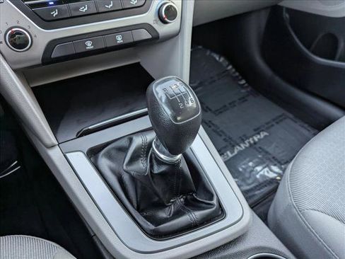Used 2017 Hyundai Elantra SE image 12