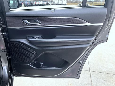 Used 2024 Jeep Grand Cherokee L Limited w/ Luxury Tech Group II image 18