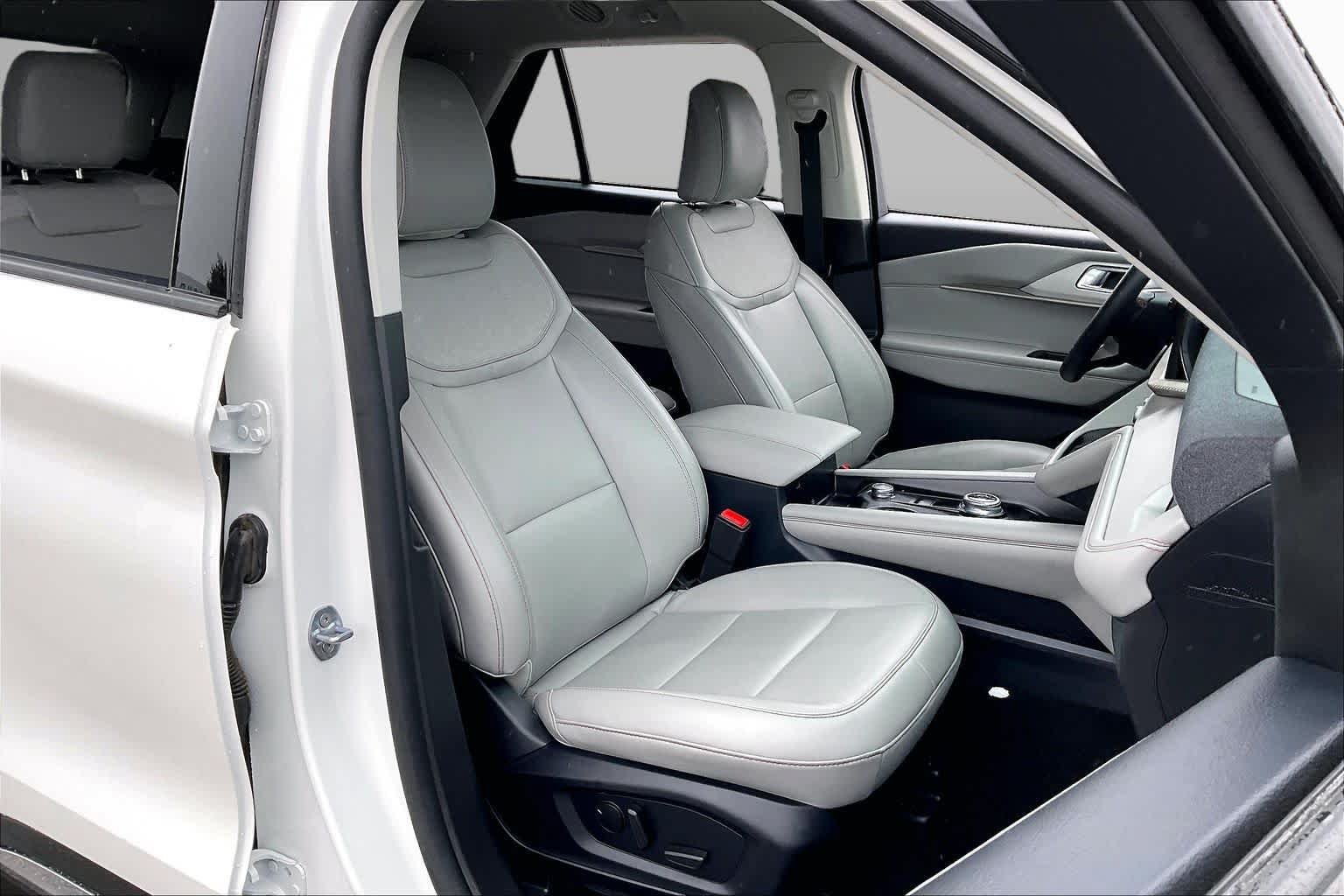 Used 2025 Ford Explorer Active w/ Active Comfort Package AWD/4WD image 9