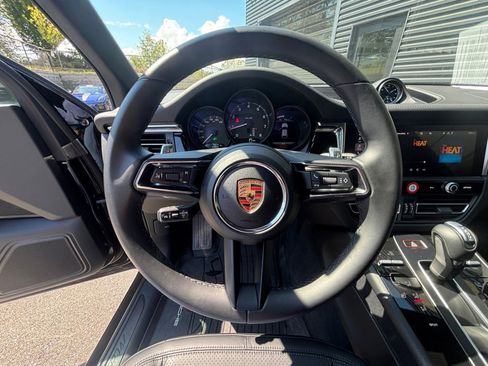 Certified 2024 Porsche Macan image 15