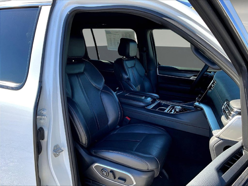 Used 2024 Jeep Wagoneer Series III AWD/4WD image 32