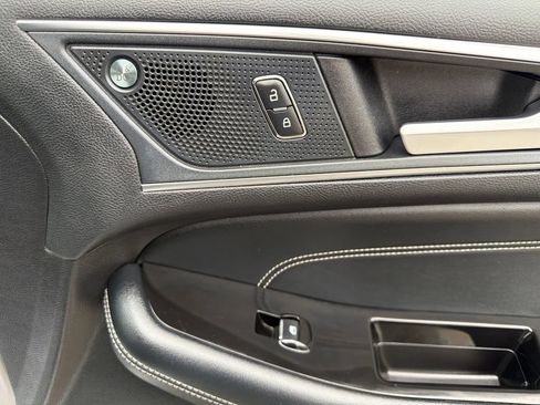 Used 2020 Ford Edge Titanium FWD image 15