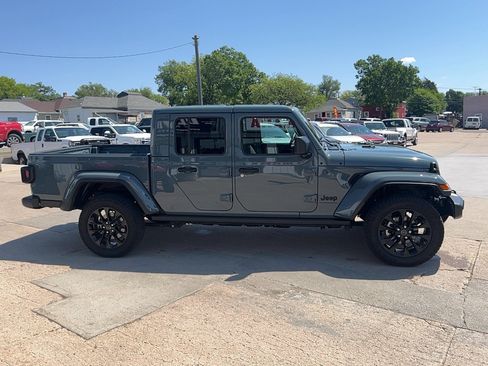 Used 2024 Jeep Gladiator Sport AWD/4WD image 4