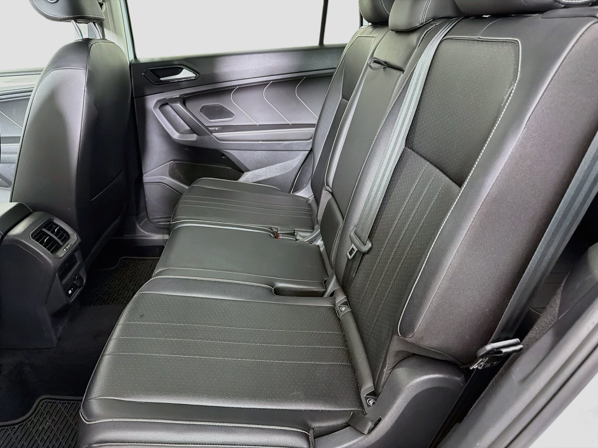 Used 2022 Volkswagen Tiguan SE w/ Panoramic Sunroof Package FWD image 24
