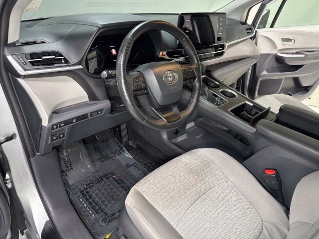 Used 2022 Toyota Sienna LE AWD/4WD image 14