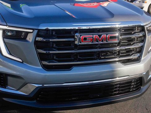 Used 2025 GMC Acadia Elevation image 6