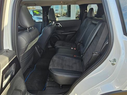 Used 2023 Mitsubishi Outlander SE image 13