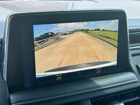 Used 2023 Chevrolet Suburban Premier AWD/4WD image 17