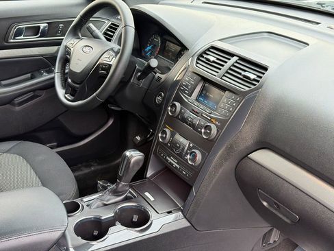 Used 2018 Ford Explorer XLT image 9