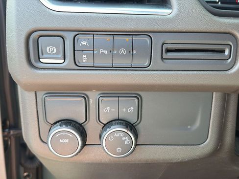 Used 2024 Chevrolet Suburban LT RWD image 20