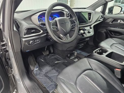 Used 2025 Chrysler Pacifica Select FWD image 29