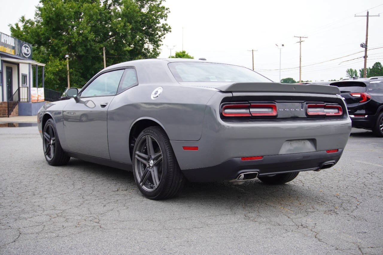 Used 2019 Dodge Challenger SXT RWD image 5