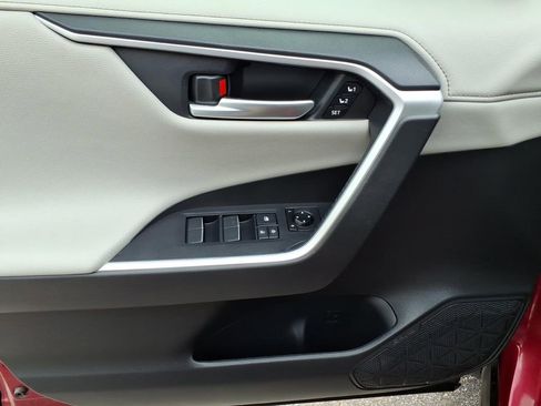 Used 2020 Toyota RAV4 Limited image 15