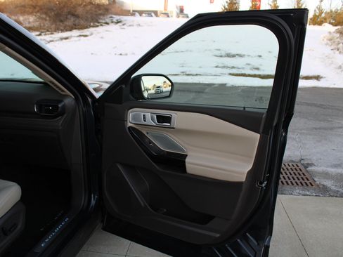 Used 2023 Ford Explorer Platinum w/ Technology Package image 17