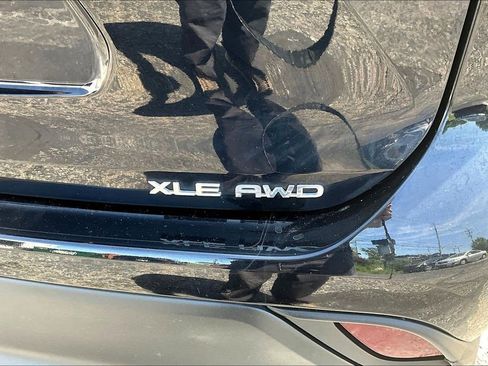 Used 2022 Toyota Highlander XLE AWD/4WD image 24