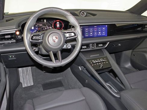 Used 2025 Porsche Macan Electric image 4