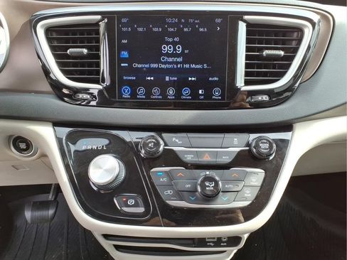 Used 2017 Chrysler Pacifica Touring-L w/ Tire & Wheel Group FWD image 25