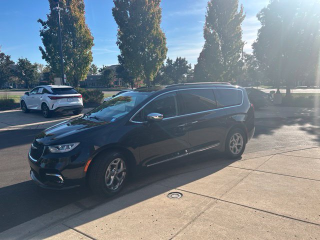 Used 2023 Chrysler Pacifica Limited FWD image 2