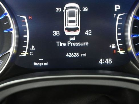 Used 2025 Chrysler Pacifica Limited image 30