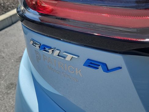 Used 2023 Chevrolet Bolt LT w/ Infotainment Package FWD image 5