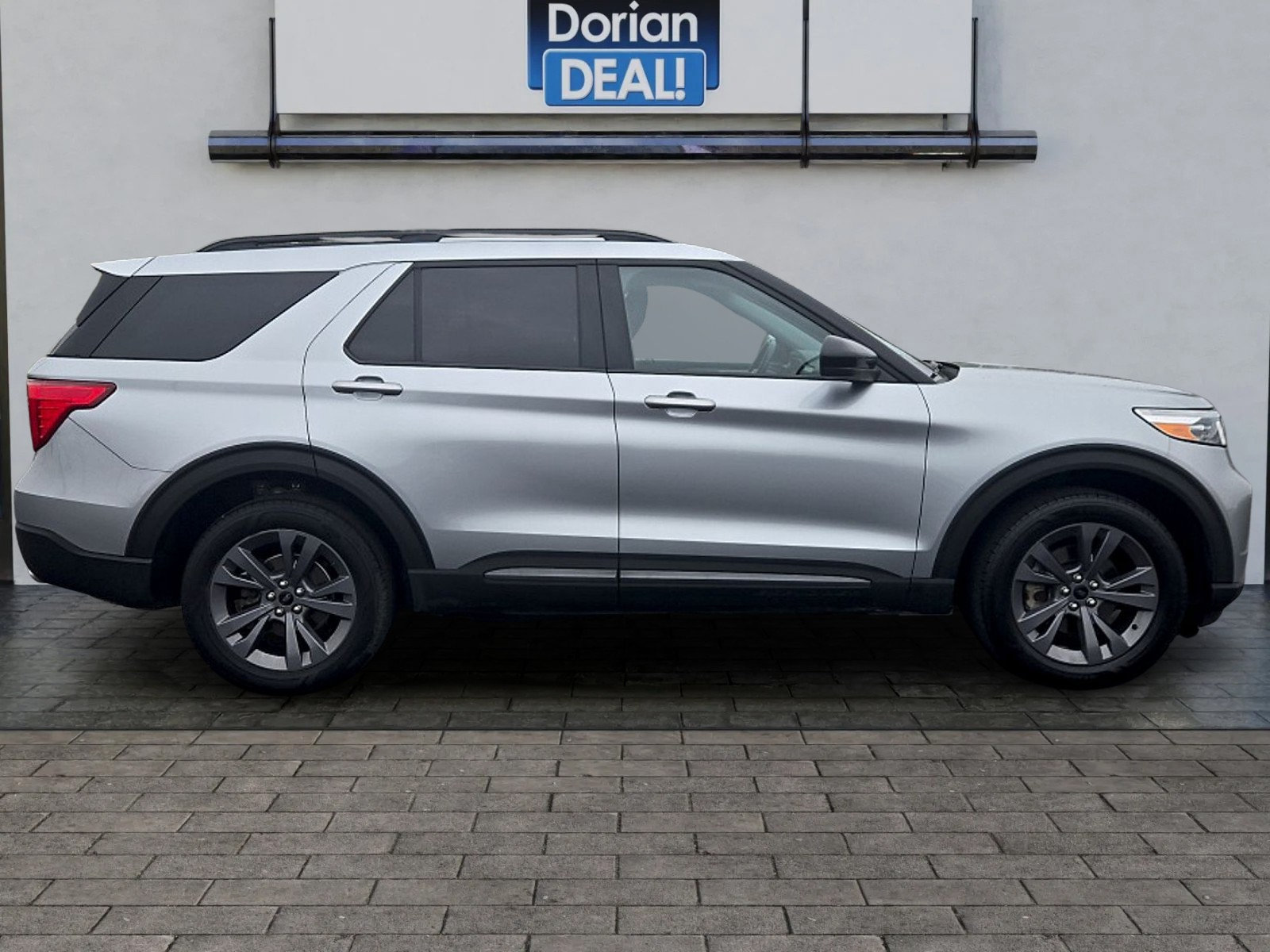 Certified 2022 Ford Explorer XLT w/ Equipment Group 202A AWD/4WD image 2