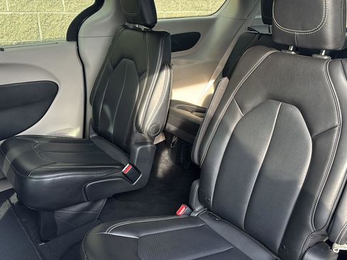 Used 2024 Chrysler Pacifica Touring-L image 27