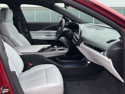 Used 2024 Cadillac Lyriq Luxury RWD image 13