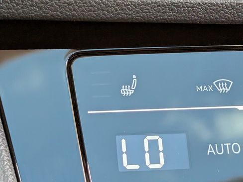 Used 2025 Volkswagen Jetta SE w/ Sunroof Package FWD image 33