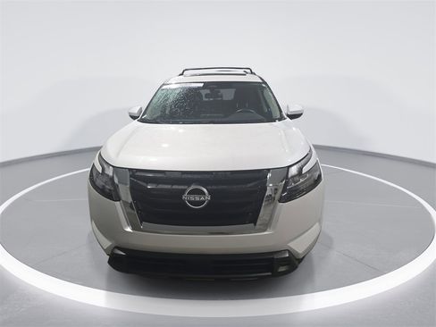 Used 2025 Nissan Pathfinder SV w/ SV Premium Package image 3