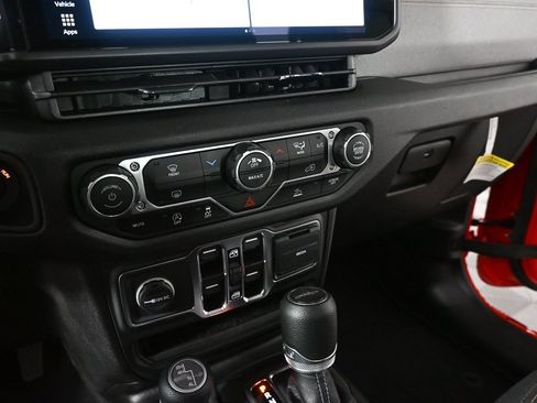 Used 2025 Jeep Gladiator Sport image 12