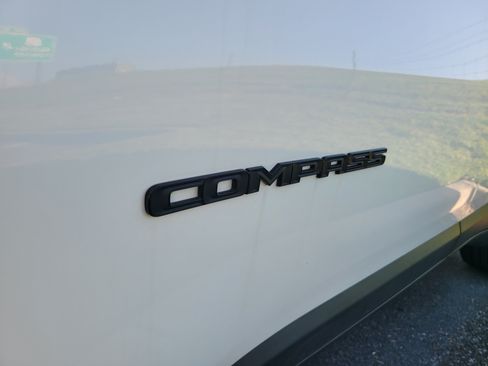 Used 2022 Jeep Compass Latitude FWD image 9
