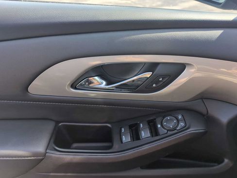 Used 2023 Chevrolet Traverse LT FWD image 23