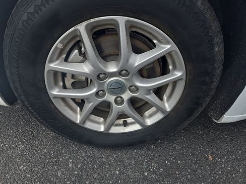 Used 2024 Chrysler Pacifica Touring-L image 38