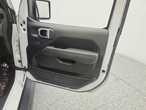 Used 2023 Jeep Wrangler Unlimited Sahara AWD/4WD image 20
