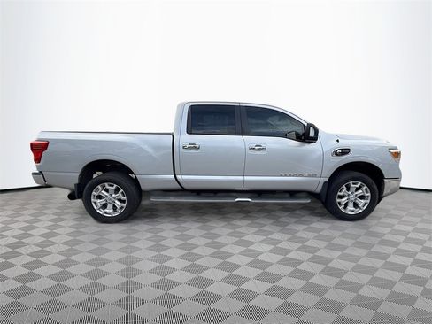 Used 2019 Nissan Titan SV w/ SV Convenience Package image 8