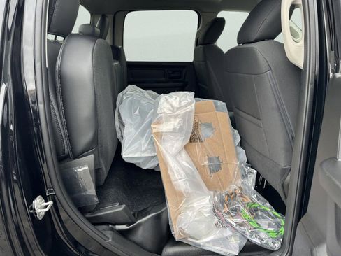 Used 2023 RAM 1500 4x4 Crew Cab Classic w/ Chrome Appearance Group image 11