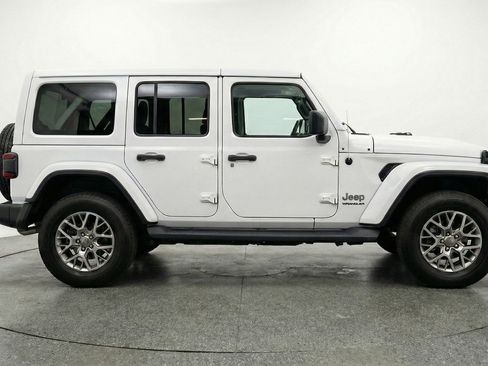 Used 2025 Jeep Wrangler Sahara image 11