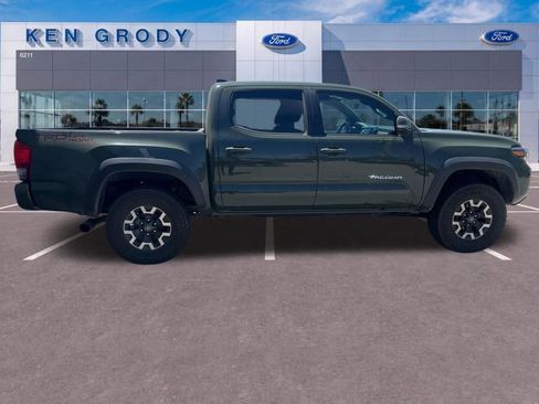 Used 2022 Toyota Tacoma TRD Off-Road w/ Technology Package RWD image 8